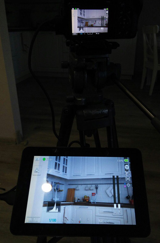 Мониторът показва всичко, което се дава от камерата чрез hdmi, а камерата ми (Samsung NX1) има няколко режима на показване