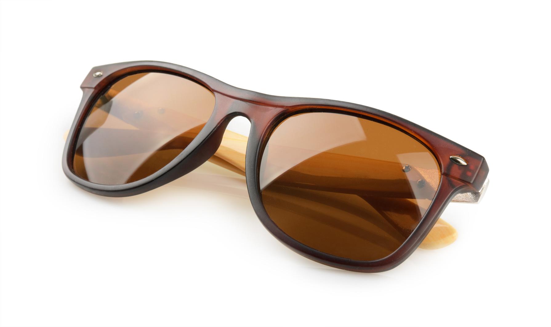 У 1937 році американська компанія Bausch & Lomb заснувала марку Ray-Ban для сонцезахисних окулярів і окулярів
