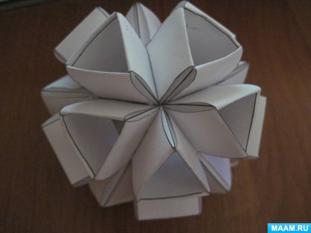 Квітковий куля з паперу в техніці кусудама   Кілька років тому я з дітьми підготовчої групи займалася орігамі