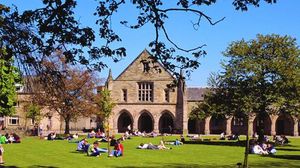 University of Aberdeen   був заснований в 1860 році на базі об'єднання двох коледжів: King's College і Marischal College