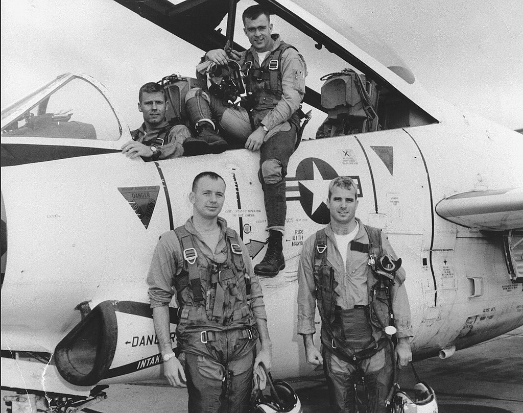 Маккейн, внизу праворуч, в 1965 році, ВМФ