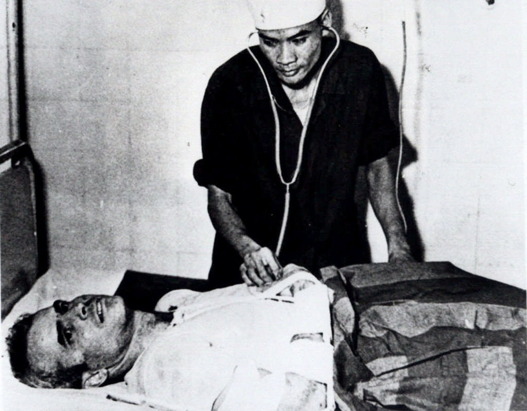 Маккейн в 1967 році в лікарні в Ханої, Північний В'єтнам