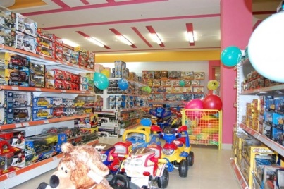Гіпермаркет «Бегемот» - найбільша федеральна торговельна мережа з продажу іграшок, що включає в себе 73 магазина, які розташовані в європейській частині РФ, на Уралі і Західному Сибіру