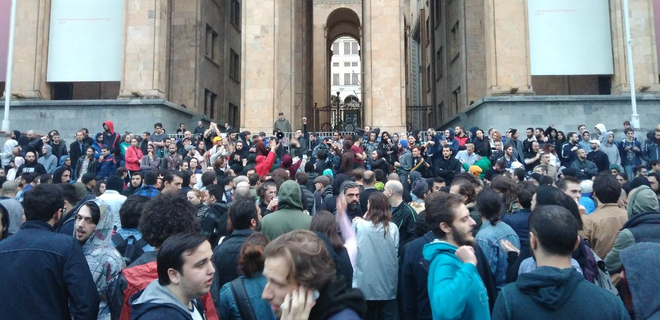 У Тбілісі тривають акції протесту під будівлею грузинського парламенту, викликані нічним поліцейським рейдом проти розповсюджувачів наркотиків в популярних нічних клубах
