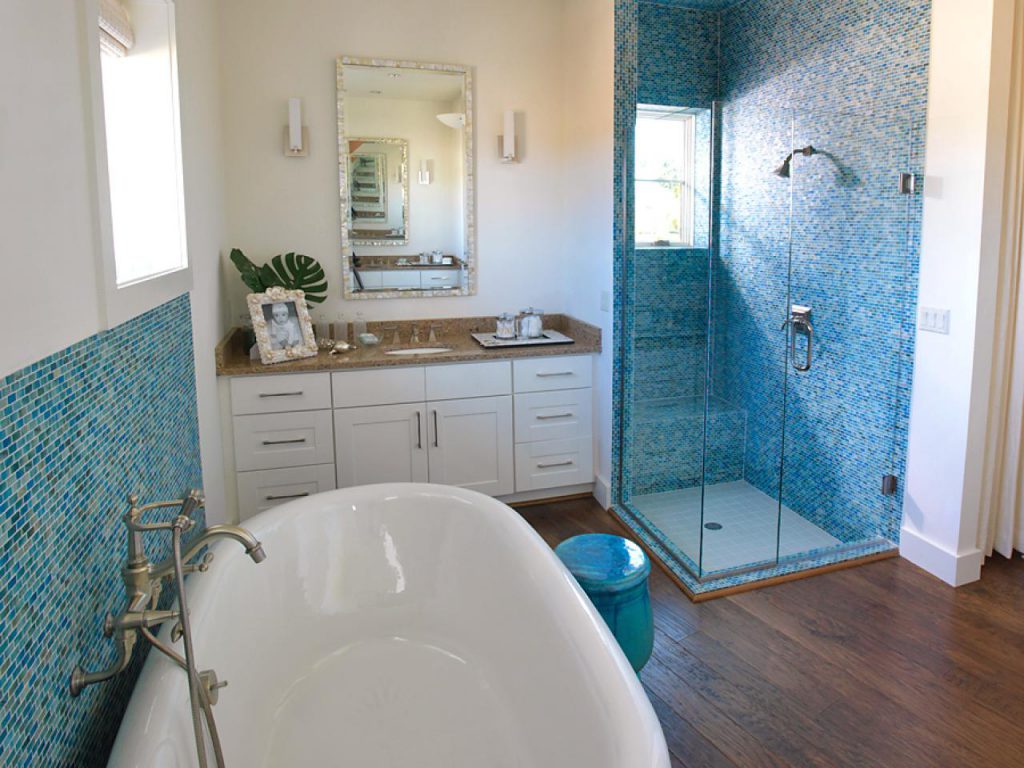 В якості альтернативи для обробки стін у ванній може стати плитка-мозаїка з пластика