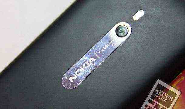 Спинка Lumia оформлена в тому ж лаконічному стилі - невелика металева вставка з логотипом компанії, інформацією про застосування оптики   Carl Zeiss   і віконцем камери, а також подвійний світлодіодний спалах