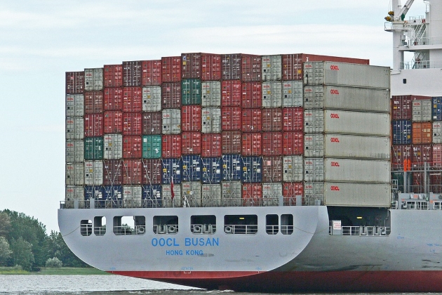 Нижня поверхня контейнера також забезпечена прорізами з боків каркаса, що дозволяє великотоннажним вилковим навантажувачів перевантажувати контейнери